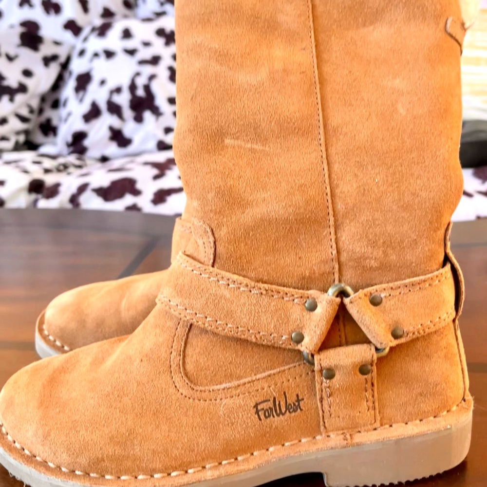 Suede winter boots. Size 6